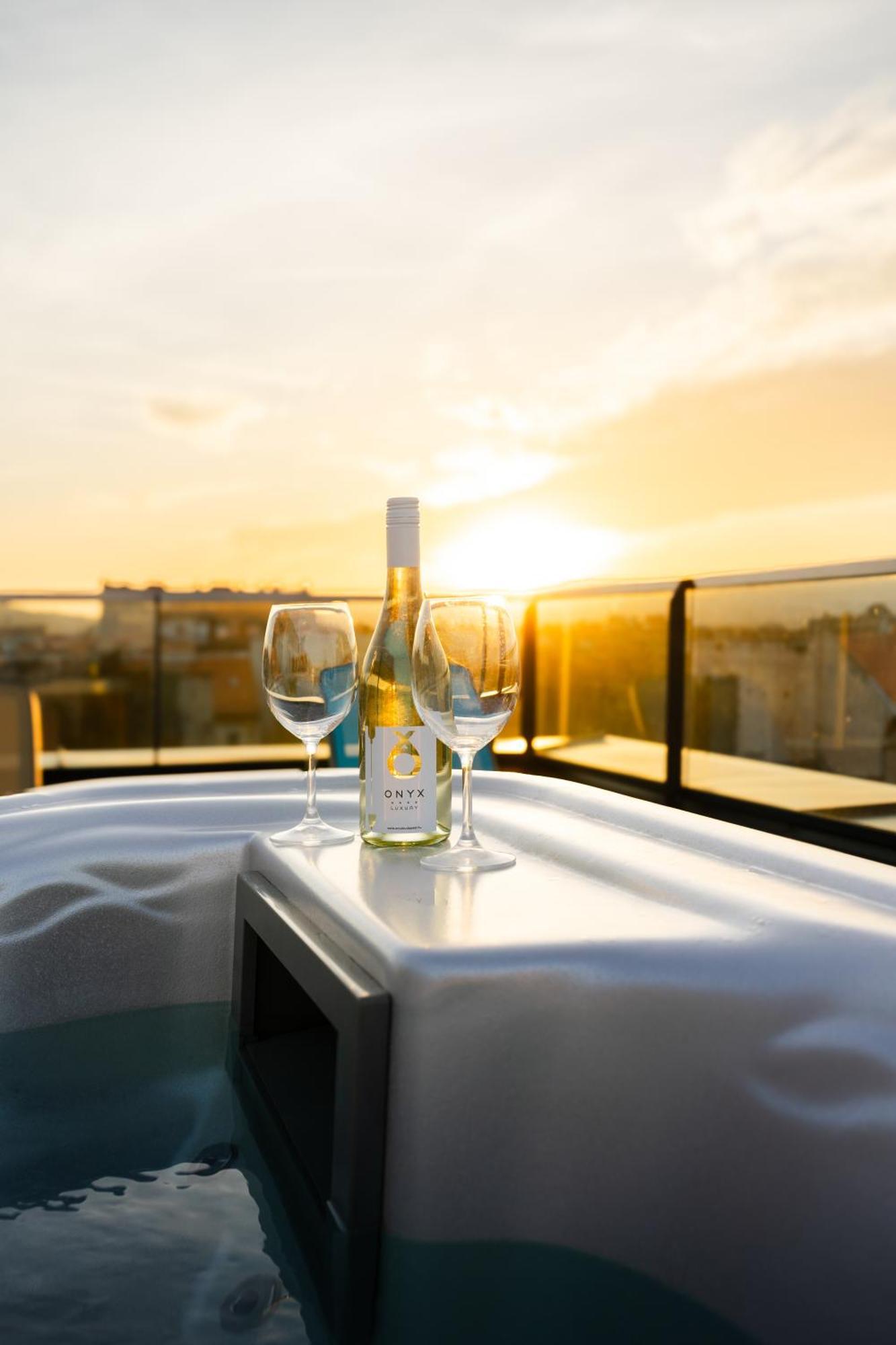 Onyx Luxury Boedapest Buitenkant foto